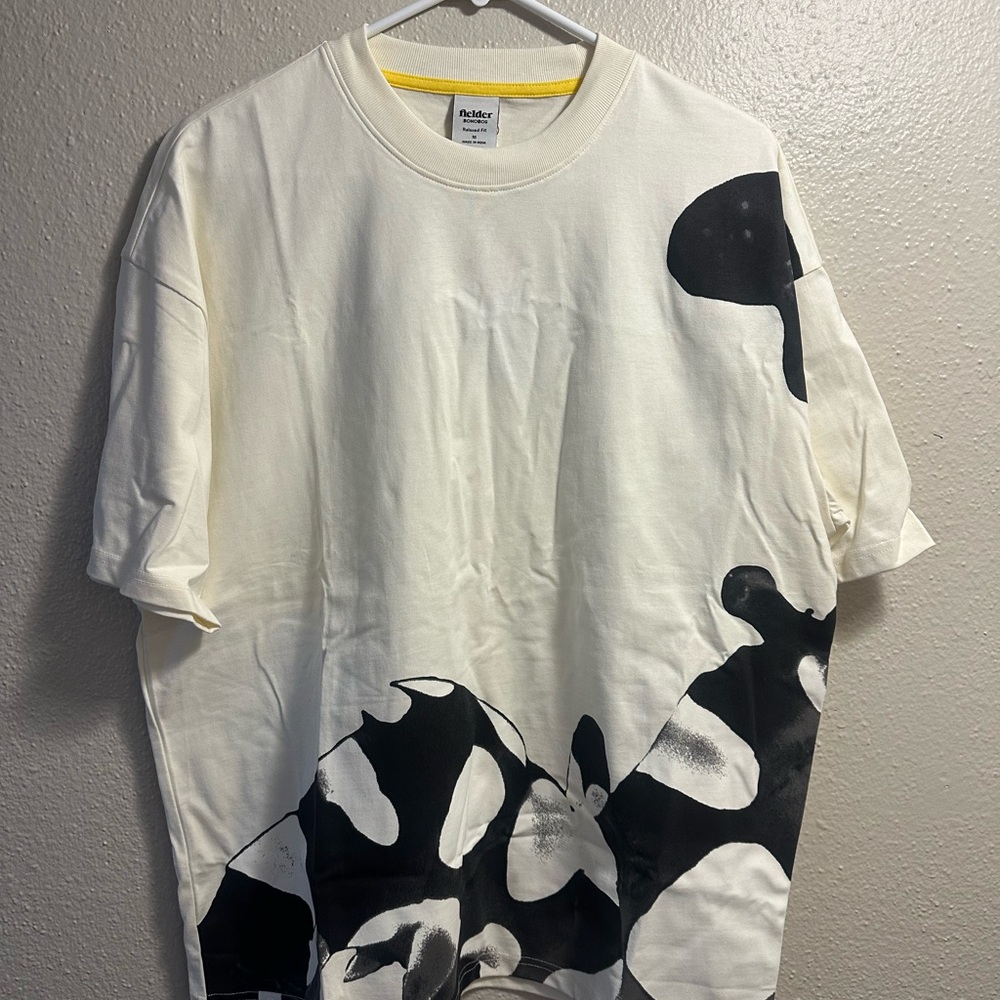 Men's White and Black Graphic T-Shirt